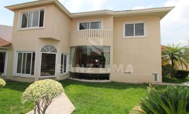 Cortazar: Bella, iluminada y elegante propiedad con terraza y jardin.