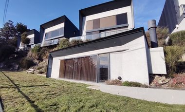 Vista al lago apto turismo en Melipal, Bariloche, en venta propiedad exclusiva de diseÃ±o