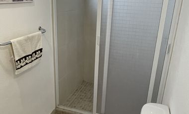 PRIVALIA AMBIENTA Departamento amueblado tres recamaras nivel de estacionamiento