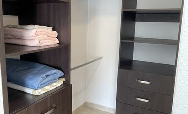 PRIVALIA AMBIENTA Departamento amueblado tres recamaras nivel de estacionamiento