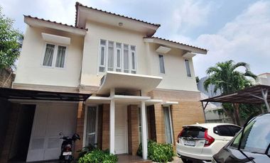 Rumah Cantik Dalam Townhouse Dengan One Gate System