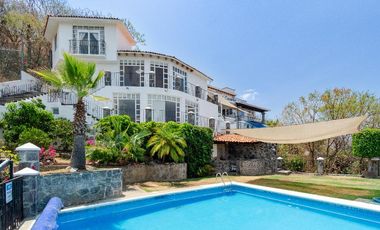 Casa de descanso con Alberca y una vista panorámica a la ciudad