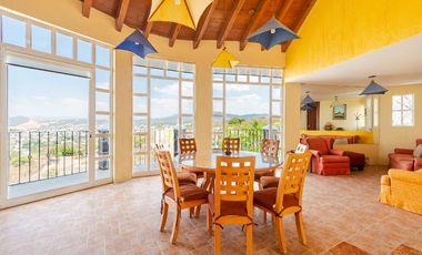 Casa de descanso con Alberca y una vista panorámica a la ciudad