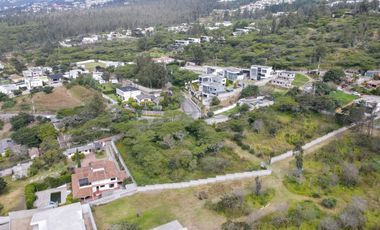 Nayón- hermoso terreno esquinero de 2.533.91 m2