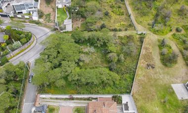 Nayón- hermoso terreno esquinero de 2.533.91 m2