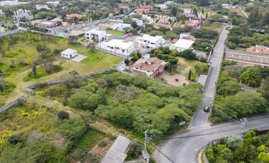 Nayón- hermoso terreno esquinero de 2.533.91 m2