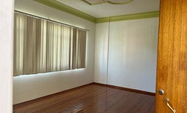 Casa actualmente divida en 5 departamentos