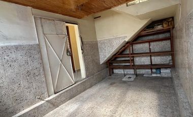 Casa actualmente divida en 5 departamentos