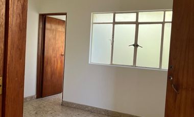 Casa actualmente divida en 5 departamentos