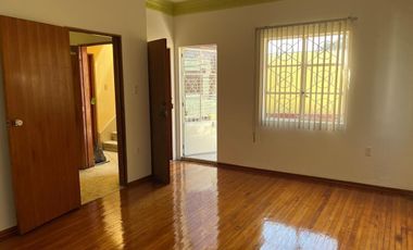 Casa actualmente divida en 5 departamentos