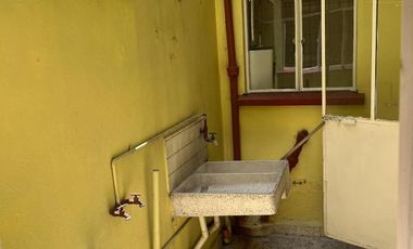Casa actualmente divida en 5 departamentos