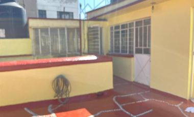 Casa actualmente divida en 5 departamentos