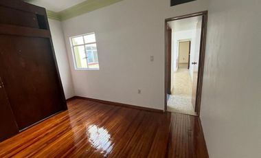 Casa actualmente divida en 5 departamentos