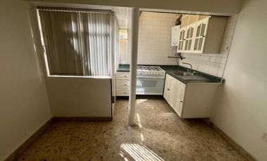 Casa actualmente divida en 5 departamentos