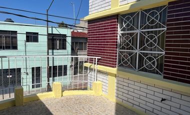 Casa actualmente divida en 5 departamentos
