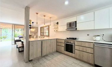 Venta casa Ideal para familias REMODELADA. en Medellín, Los Balsos