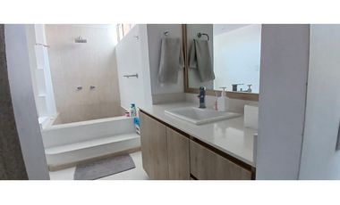 Venta casa Ideal para familias REMODELADA. en Medellín, Los Balsos
