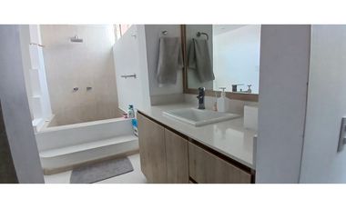 Venta casa Ideal para familias REMODELADA. en Medellín, Los Balsos