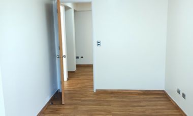 Amplia oficina de tres divisiones y estacionamiento en edificio Studio Los Heroes, centro operativo en Puerto Montt.