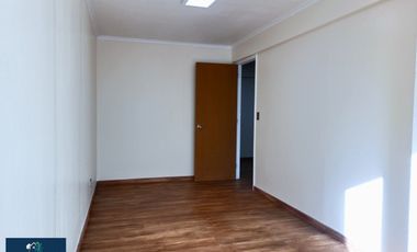Amplia oficina de tres divisiones y estacionamiento en edificio Studio Los Heroes, centro operativo en Puerto Montt.