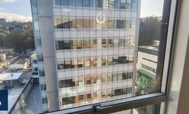 Amplia oficina de tres divisiones y estacionamiento en edificio Studio Los Heroes, centro operativo en Puerto Montt.