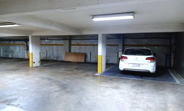 Amplia oficina de tres divisiones y estacionamiento en edificio Studio Los Heroes, centro operativo en Puerto Montt.