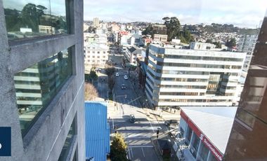 Amplia oficina de tres divisiones y estacionamiento en edificio Studio Los Heroes, centro operativo en Puerto Montt.