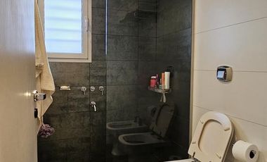 Casa en  excelente ubicación ( pleno centro ), como así también muy buena calidad y distribución.-