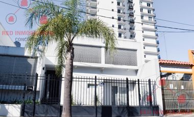 Casa en  excelente ubicación ( pleno centro ), como así también muy buena calidad y distribución.-