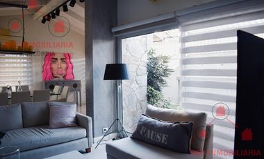 Casa en  excelente ubicación ( pleno centro ), como así también muy buena calidad y distribución.-