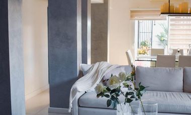 Casa en  excelente ubicación ( pleno centro ), como así también muy buena calidad y distribución.-