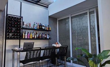 Casa en  excelente ubicación ( pleno centro ), como así también muy buena calidad y distribución.-