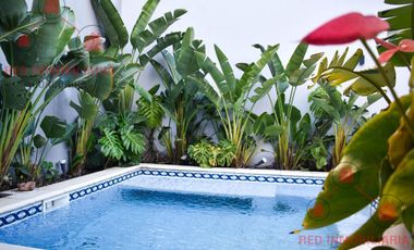 Casa en  excelente ubicación ( pleno centro ), como así también muy buena calidad y distribución.-