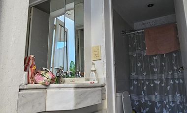 Casa en  excelente ubicación ( pleno centro ), como así también muy buena calidad y distribución.-