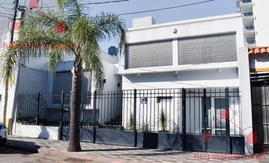 Casa en  excelente ubicación ( pleno centro ), como así también muy buena calidad y distribución.-