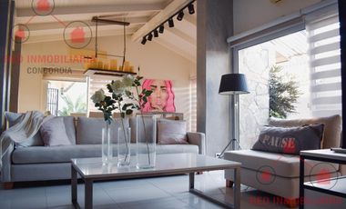 Casa en  excelente ubicación ( pleno centro ), como así también muy buena calidad y distribución.-