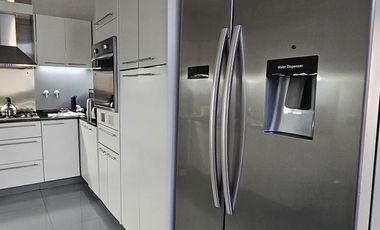 Casa en  excelente ubicación ( pleno centro ), como así también muy buena calidad y distribución.-