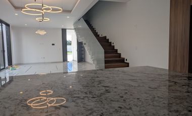 Residencia  nueva en venta Zona Campanario