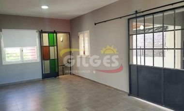 Alquiler de Casa 3 Ambientes  en Ramos Mejia  Impecable, con Quincho y Parrilla