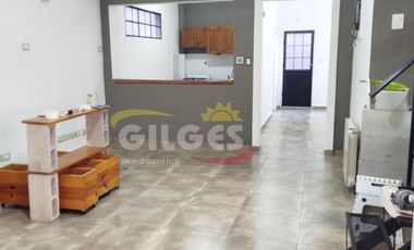 Alquiler de Casa 3 Ambientes  en Ramos Mejia  Impecable, con Quincho y Parrilla