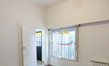 Alquiler de Casa 3 Ambientes  en Ramos Mejia  Impecable, con Quincho y Parrilla