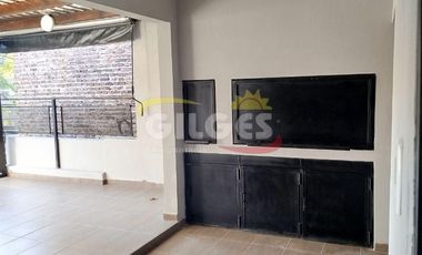 Alquiler de Casa 3 Ambientes  en Ramos Mejia  Impecable, con Quincho y Parrilla