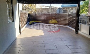 Alquiler de Casa 3 Ambientes  en Ramos Mejia  Impecable, con Quincho y Parrilla