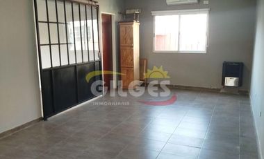 Alquiler de Casa 3 Ambientes  en Ramos Mejia  Impecable, con Quincho y Parrilla