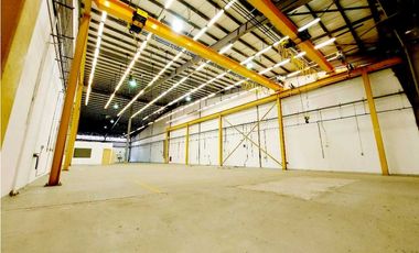 ALQUILER GALERA CON RAMPA 1250 M2 CON OFICINA EN MILLA 8