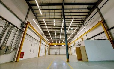 ALQUILER GALERA CON RAMPA 1250 M2 CON OFICINA EN MILLA 8