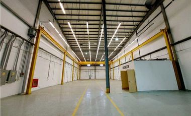 ALQUILER GALERA CON RAMPA 1250 M2 CON OFICINA EN MILLA 8