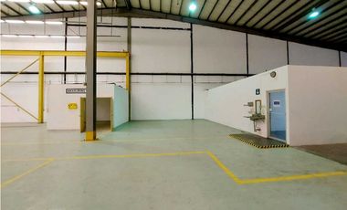 ALQUILER GALERA CON RAMPA 1250 M2 CON OFICINA EN MILLA 8