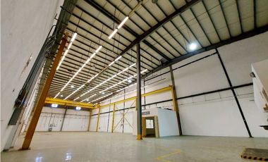 ALQUILER GALERA CON RAMPA 1250 M2 CON OFICINA EN MILLA 8