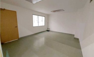 ALQUILER GALERA CON RAMPA 1250 M2 CON OFICINA EN MILLA 8